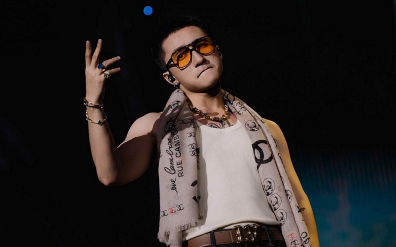 son-tung-mtp-sinh-nam-bao-nhieu-6