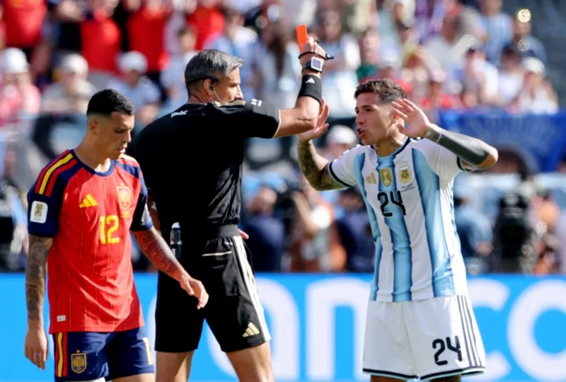 Thẻ đỏ của Enzo Fernández khiến Argentina bước vào hiệp phụ với mười người.
