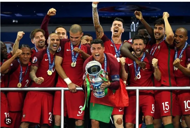 cristiano-ronaldo-la-cau-thu-bong-da-nguoi-nuoc-nao-00001