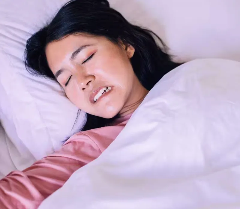 Trong một số trường hợp, nằm mơ bị rụng răng có thể liên quan đến cảm giác thật từ răng, lợi hoặc cơ hàm