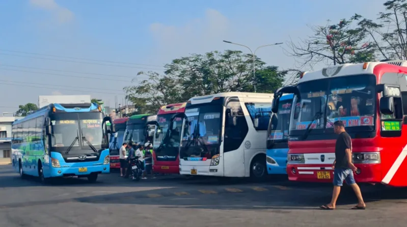Xe khách và xe tải cỡ trung được phân nhóm theo số chỗ hoặc khối lượng toàn bộ ghi trên giấy kiểm định.
