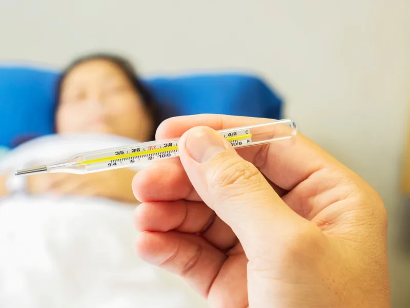 Mức độ nguy hiểm của cơn sốt không chỉ phụ thuộc con số trên nhiệt kế mà còn liên quan đến tình trạng toàn thân.