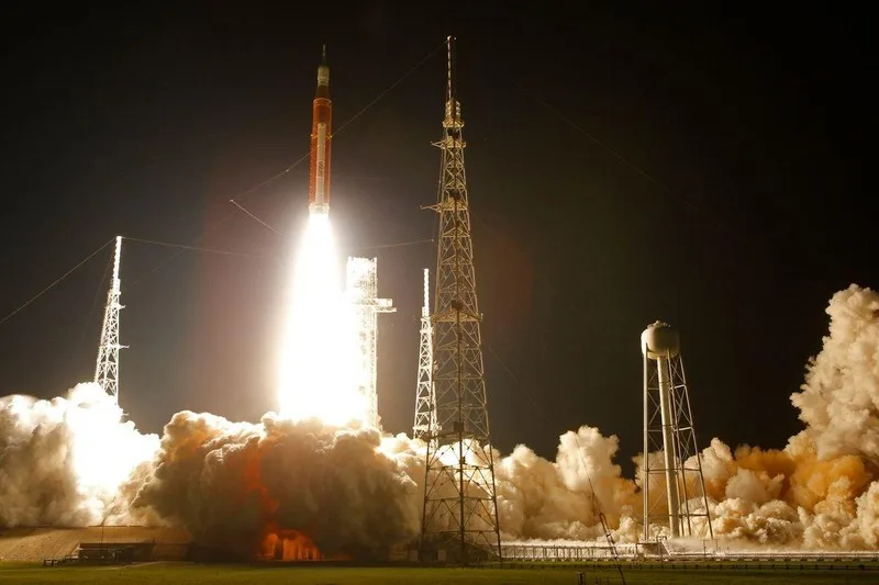 Tên lửa Saturn V phóng thành công đưa sứ mệnh Apollo 11 rời khỏi Trái Đất.